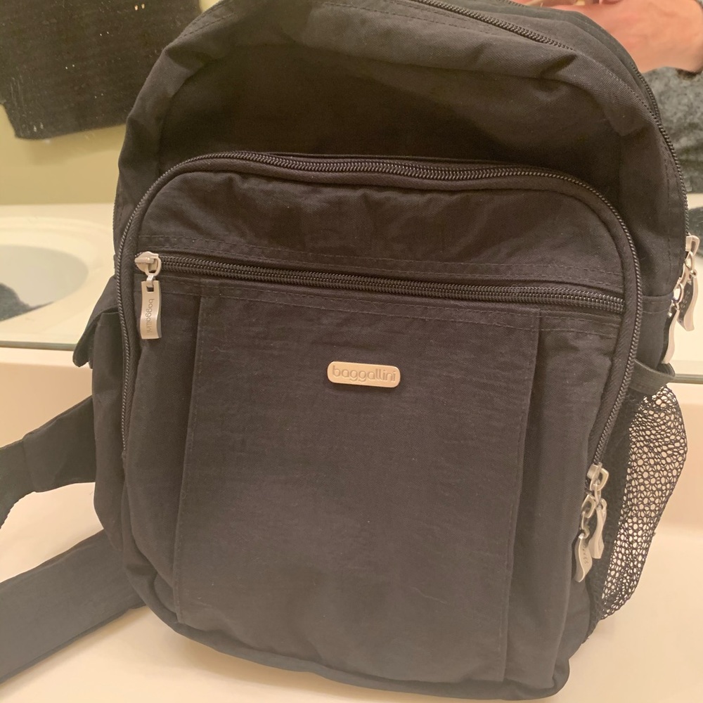 Baggallini black bag, adjustable strap